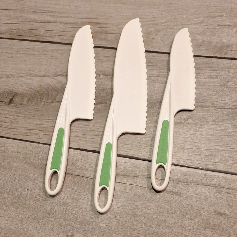🍦Set of 3 White and Green Plastic Serrated Knives🐬